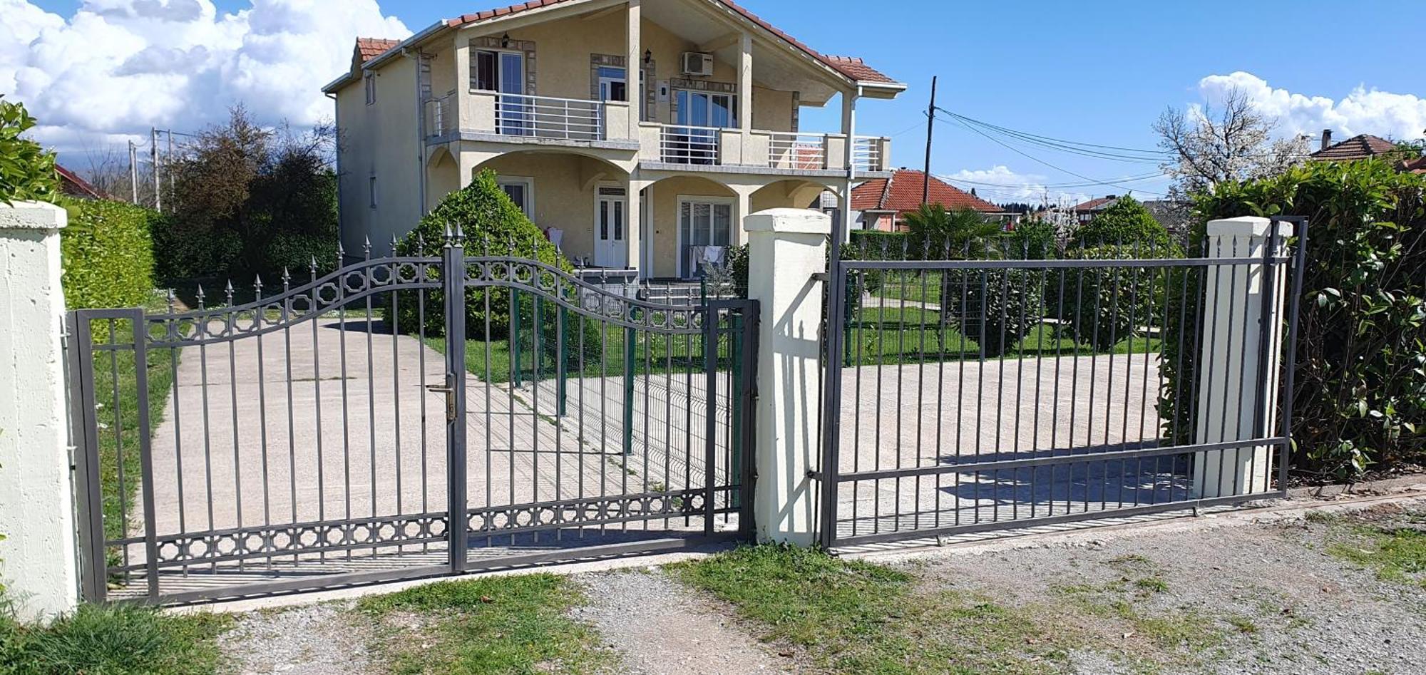 Cozzy Apartment Near The Aiport Podgorica Mitrovici  外观 照片