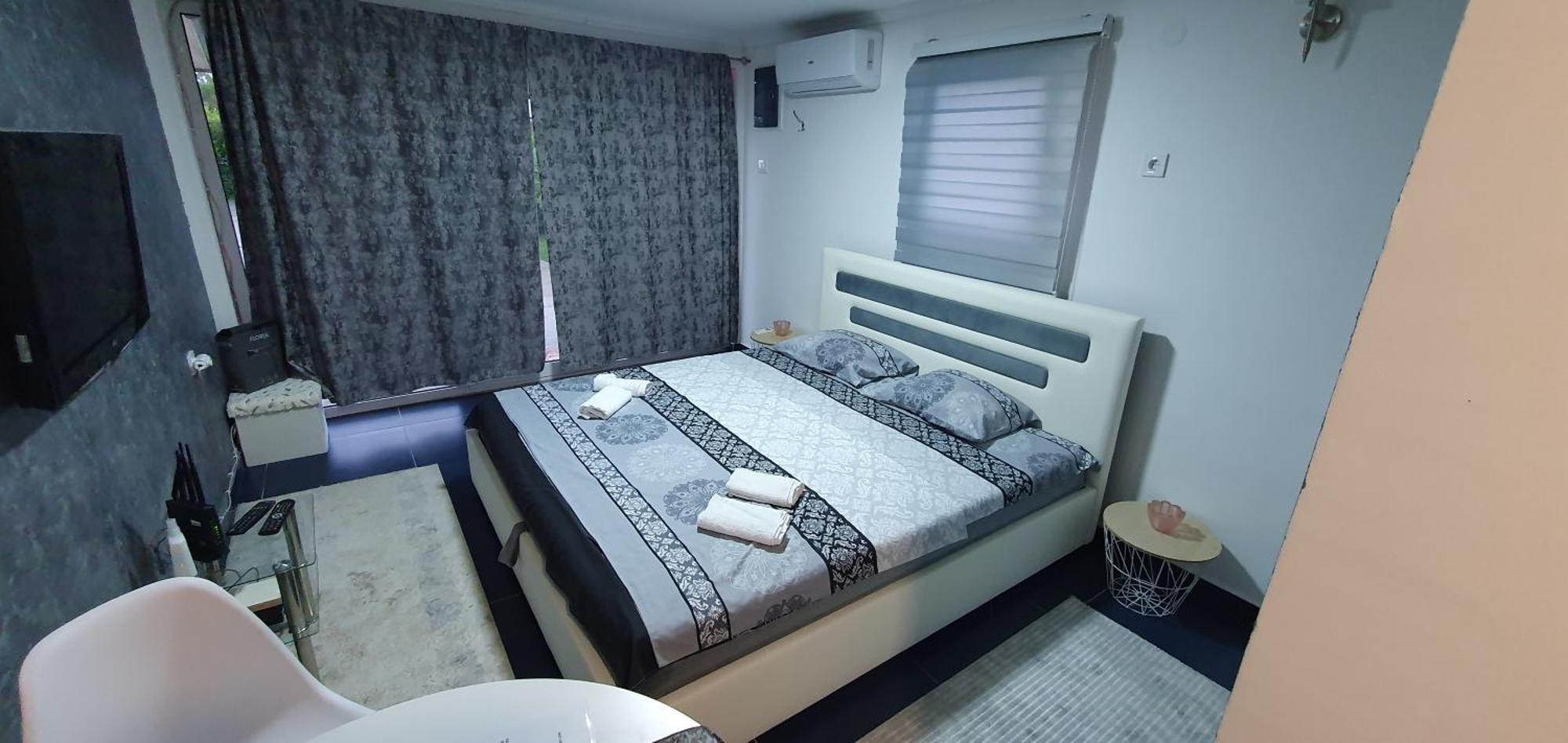 Cozzy Apartment Near The Aiport Podgorica Mitrovici  外观 照片