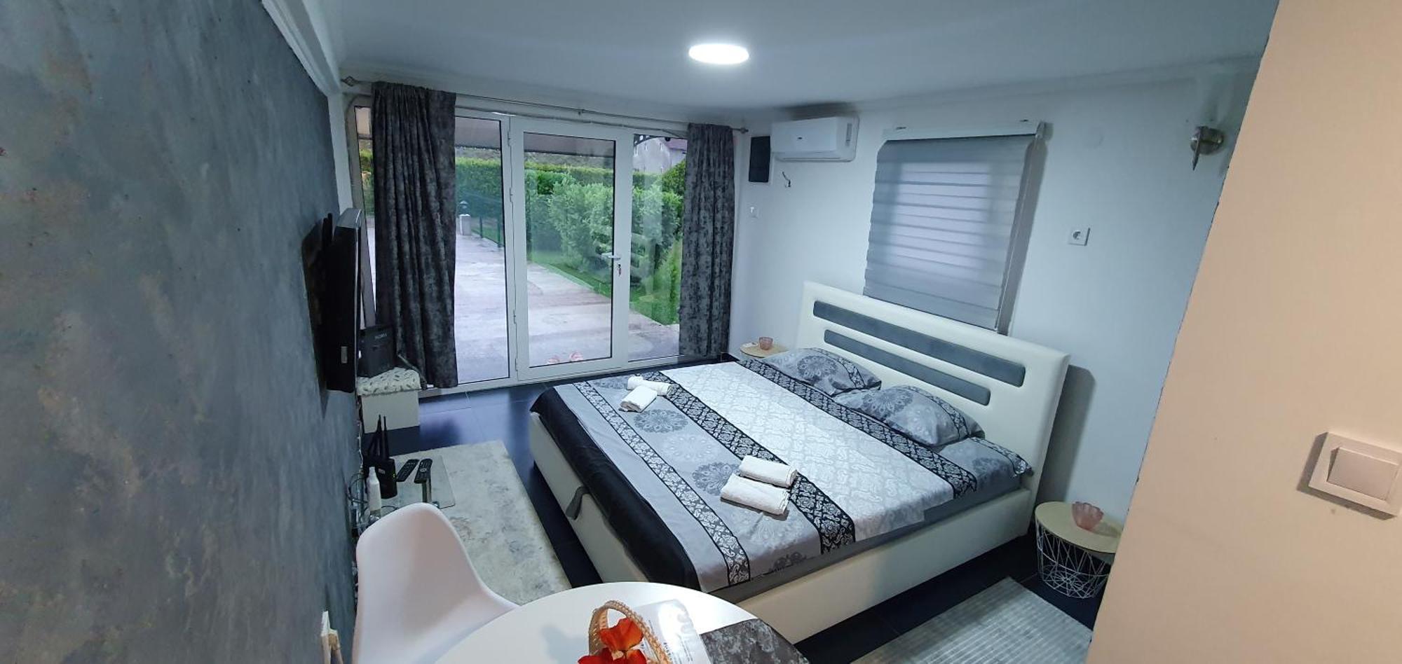 Cozzy Apartment Near The Aiport Podgorica Mitrovici  外观 照片