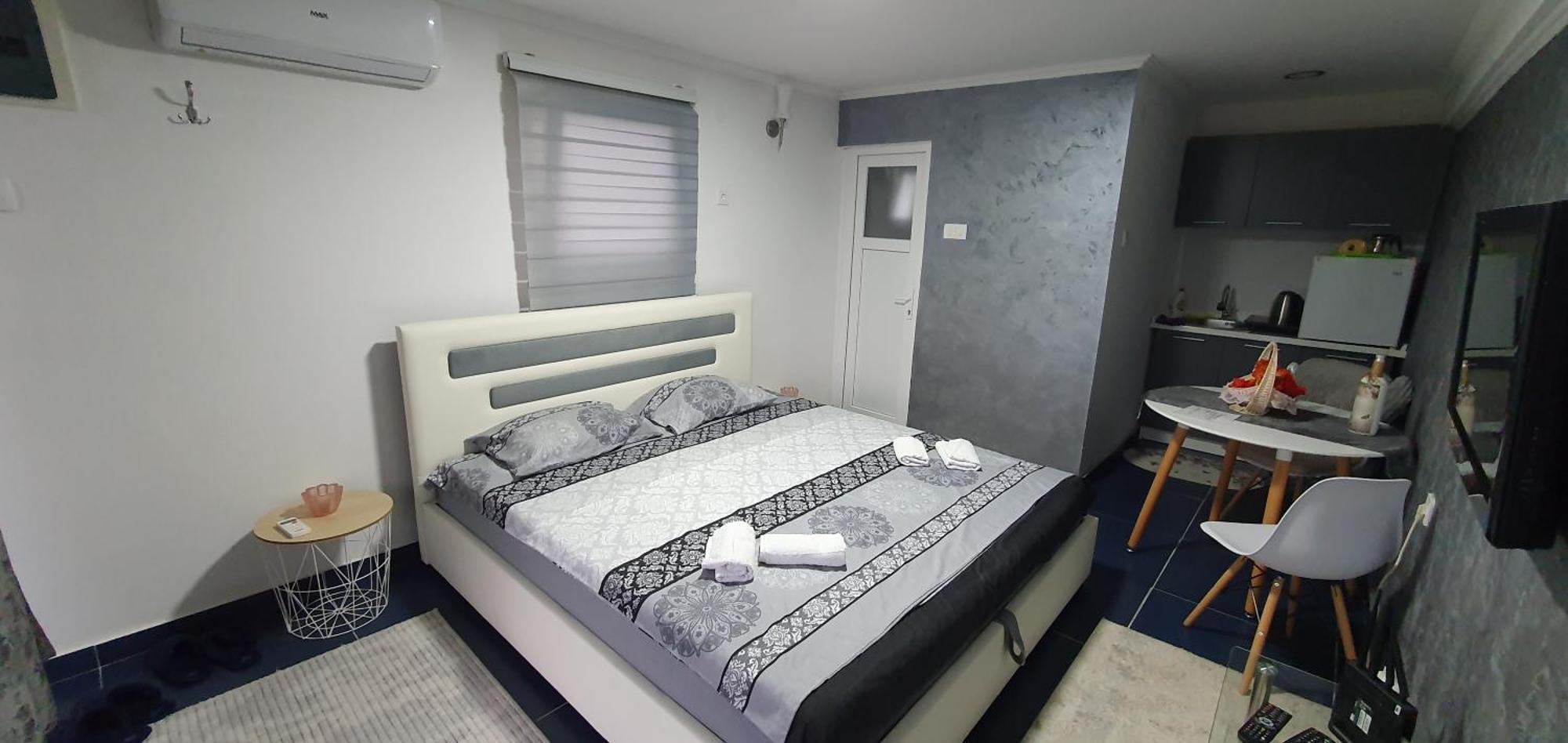 Cozzy Apartment Near The Aiport Podgorica Mitrovici  外观 照片