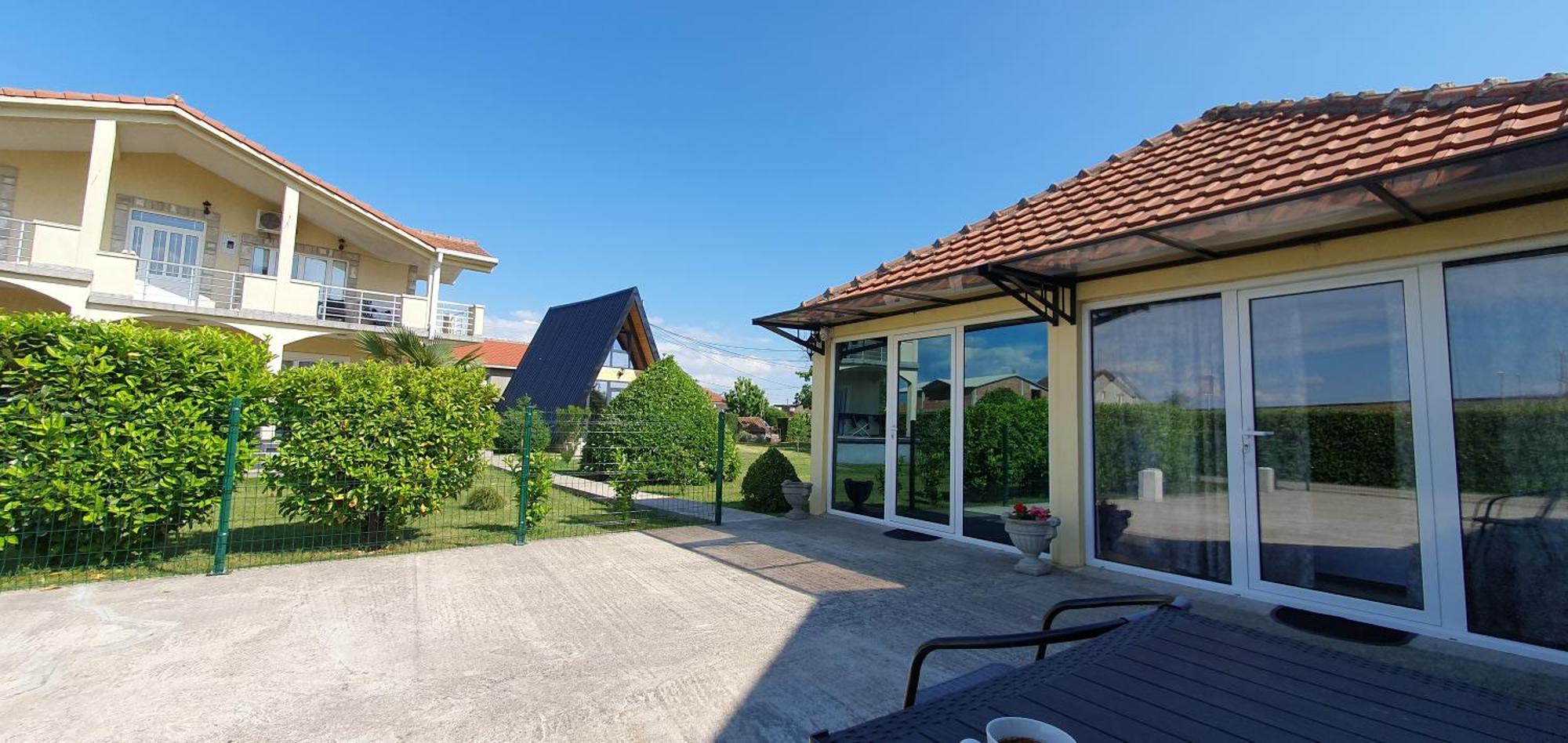 Cozzy Apartment Near The Aiport Podgorica Mitrovici  外观 照片